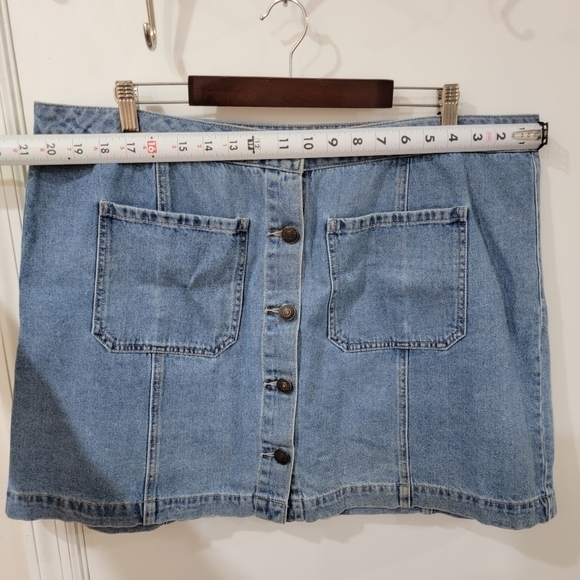 Forever 21 Light Wash Denim Mini Skirt Button Front Size 18 - Picture 8 of 12